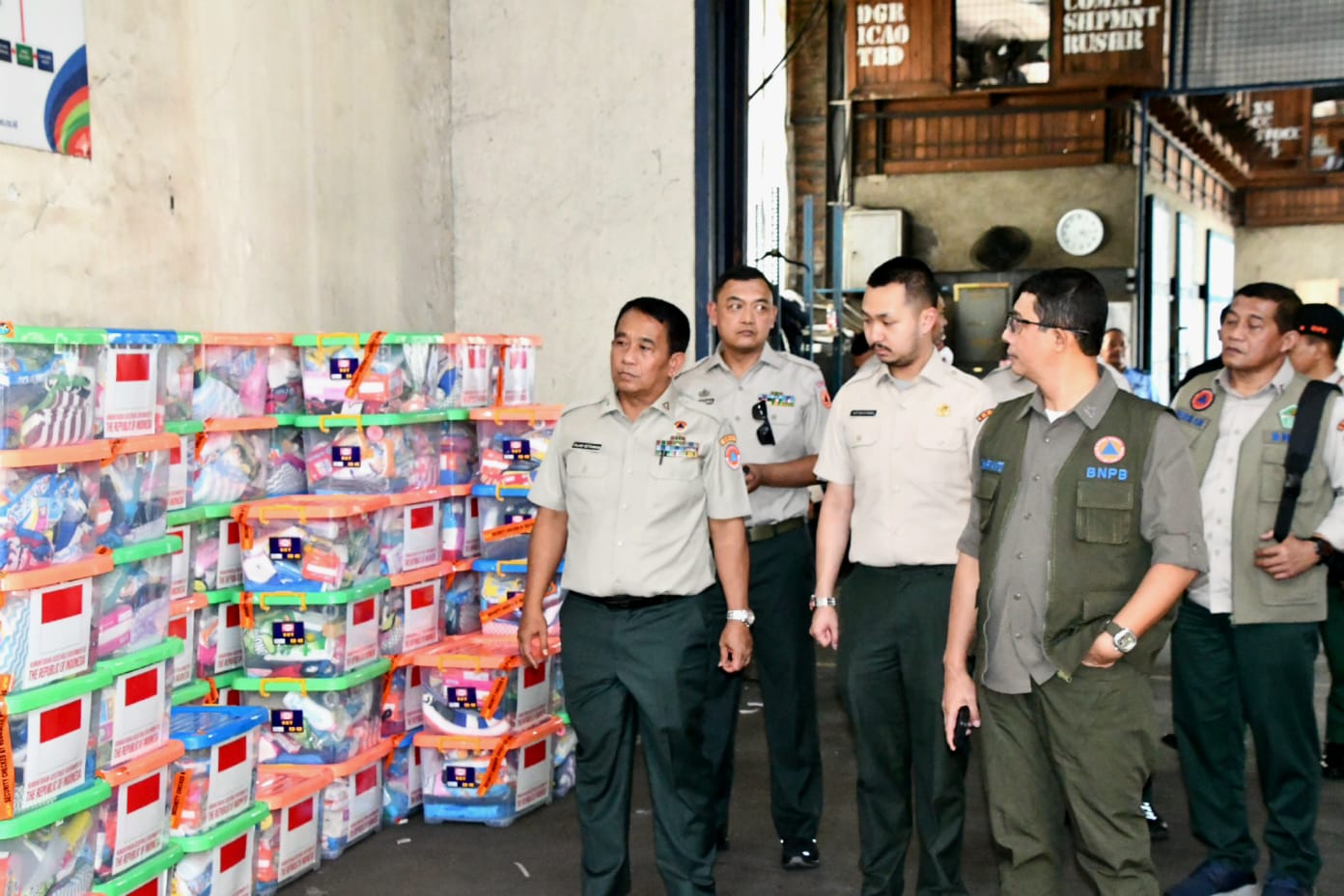 Kepala BNPB Letjen TNI Suharyanto melakukan pengecekan logistik berupa paket berisikan perlengkapan keluarga sebagai salah satu bantuan kemanusiaan Indonesia tahap 3 untuk Turkiye dan Suriah di Lanud Halim Perdanakusumah Jakarta, pada Senin (20/2).